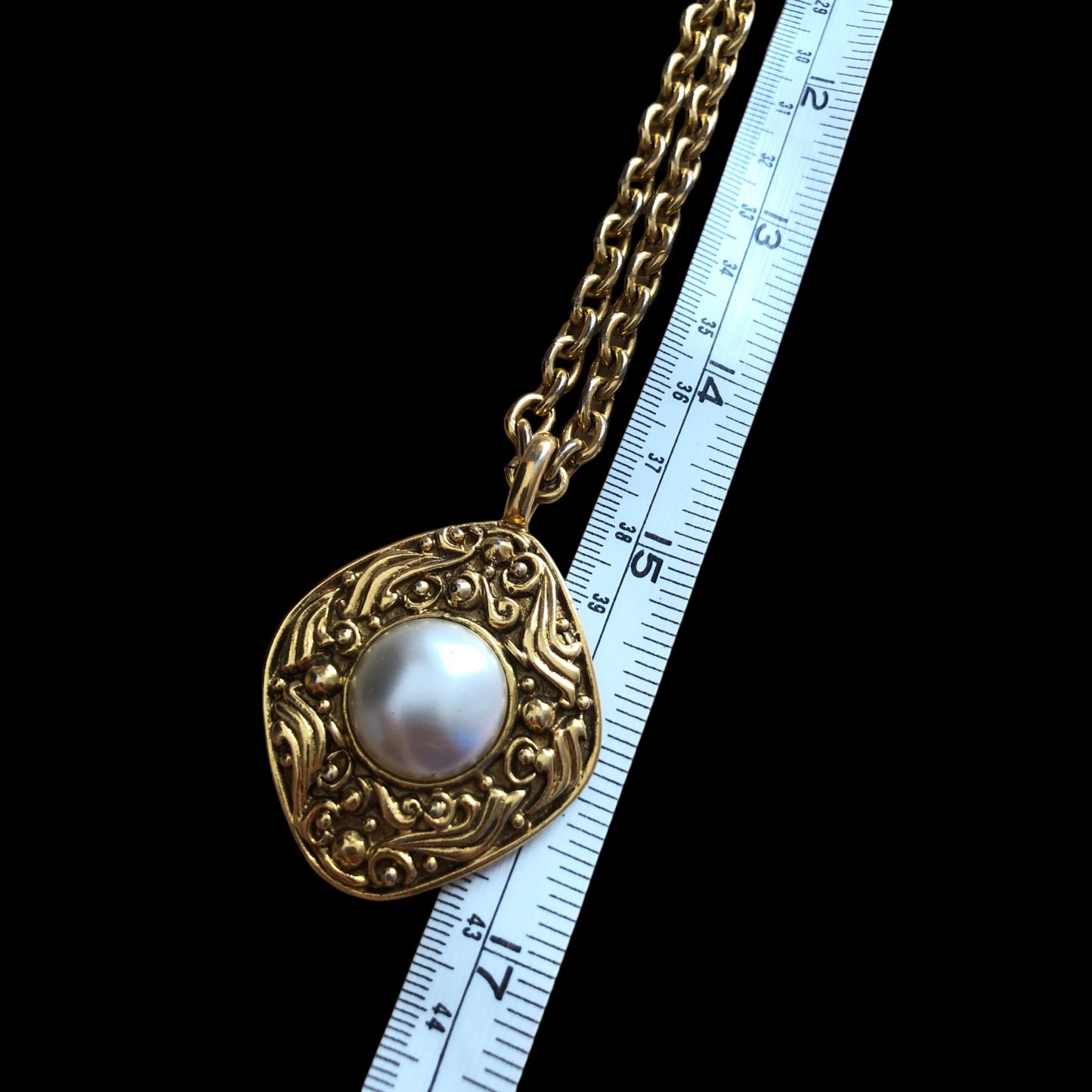 Necklace signed "Chanel"