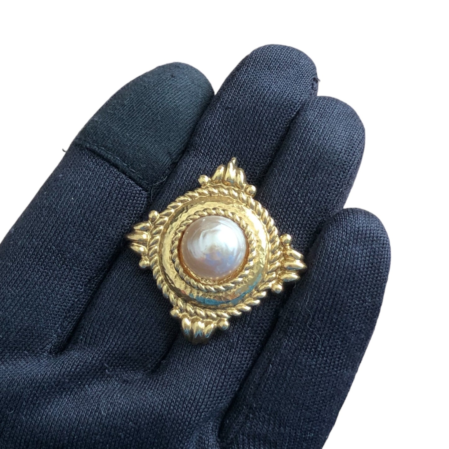 Pendant unsigned "Yves Saint Laurent"