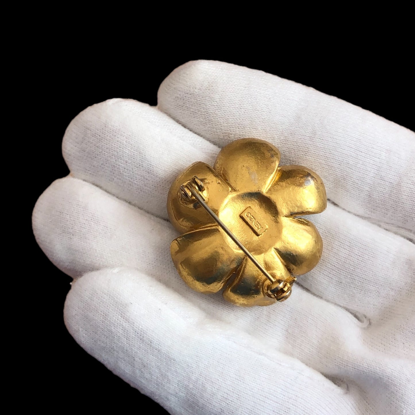 Brooch signed "Kenzo"