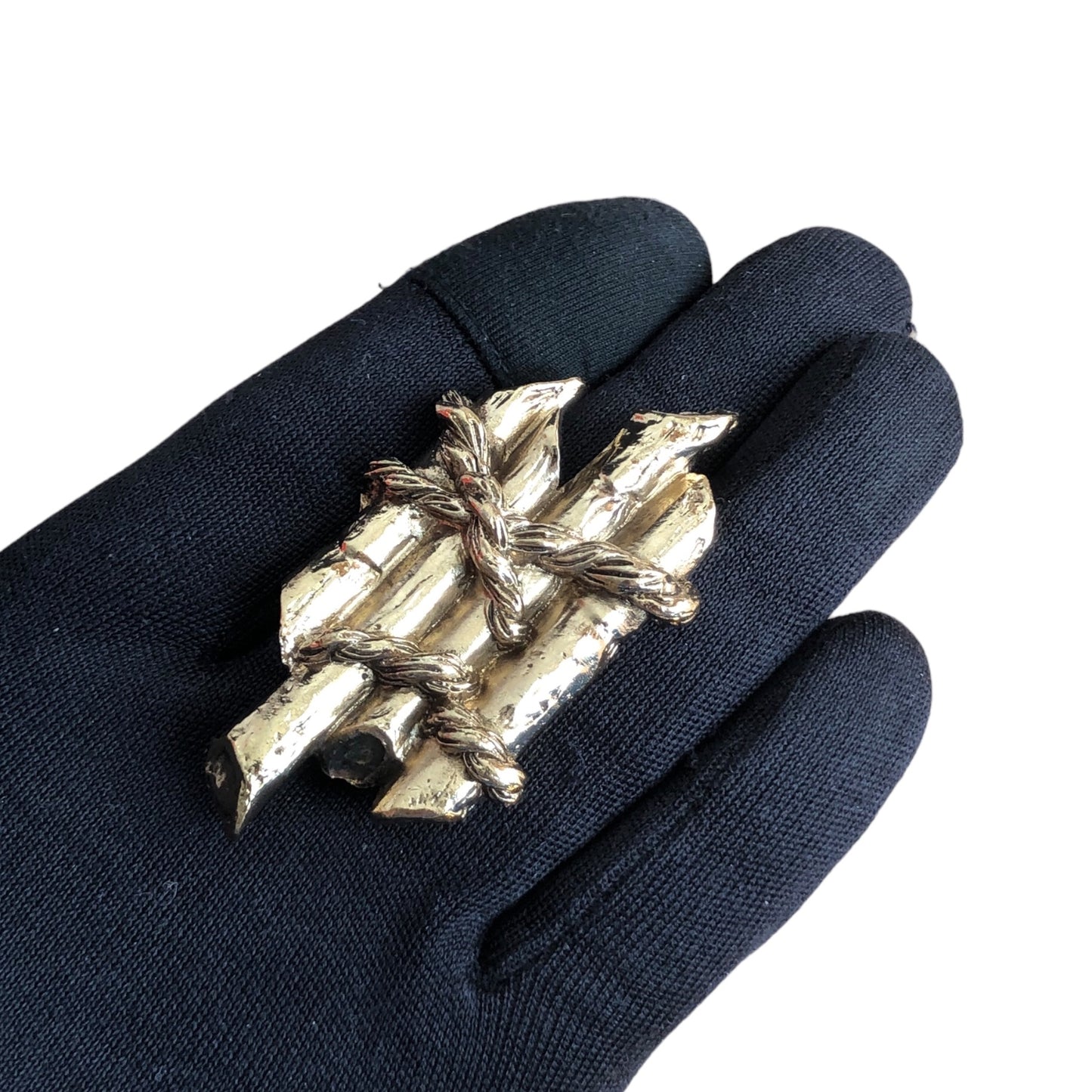 Brooch signed "Gil d’Agena"
