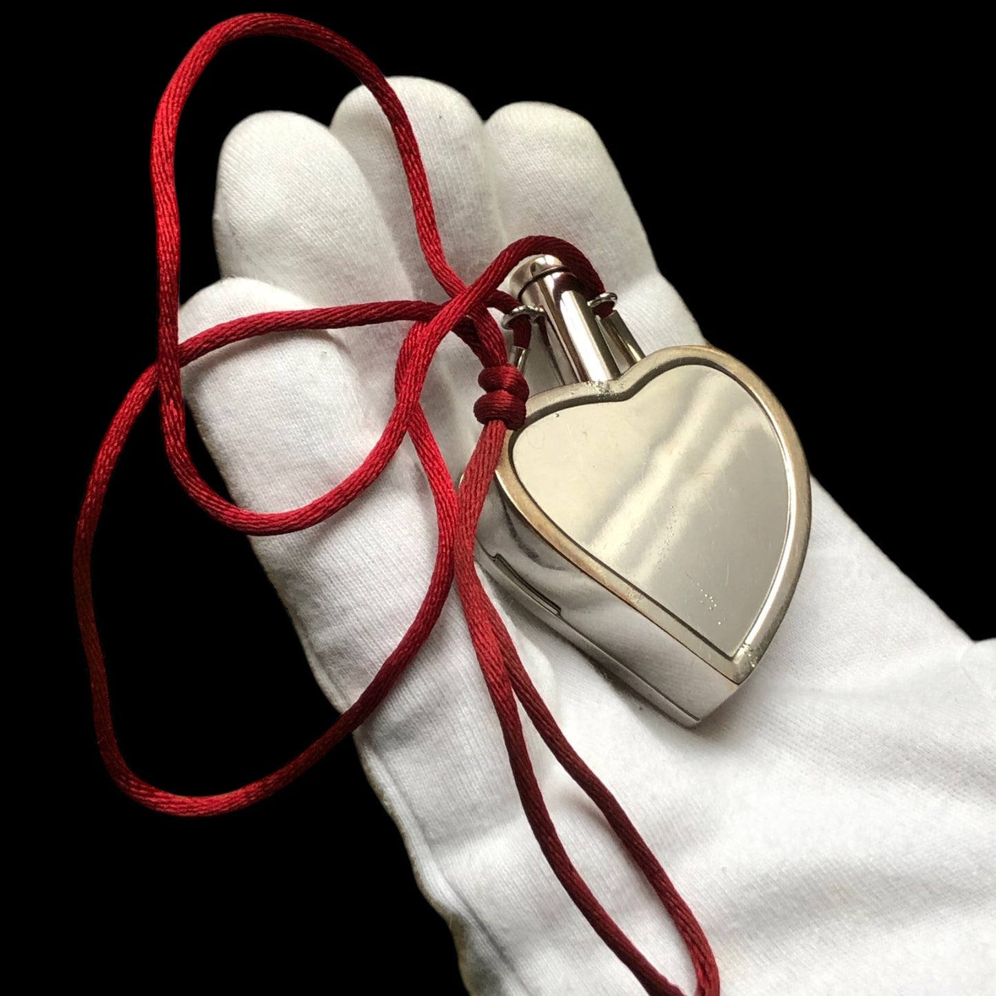 Pendant signed “Yves Saint Laurent”