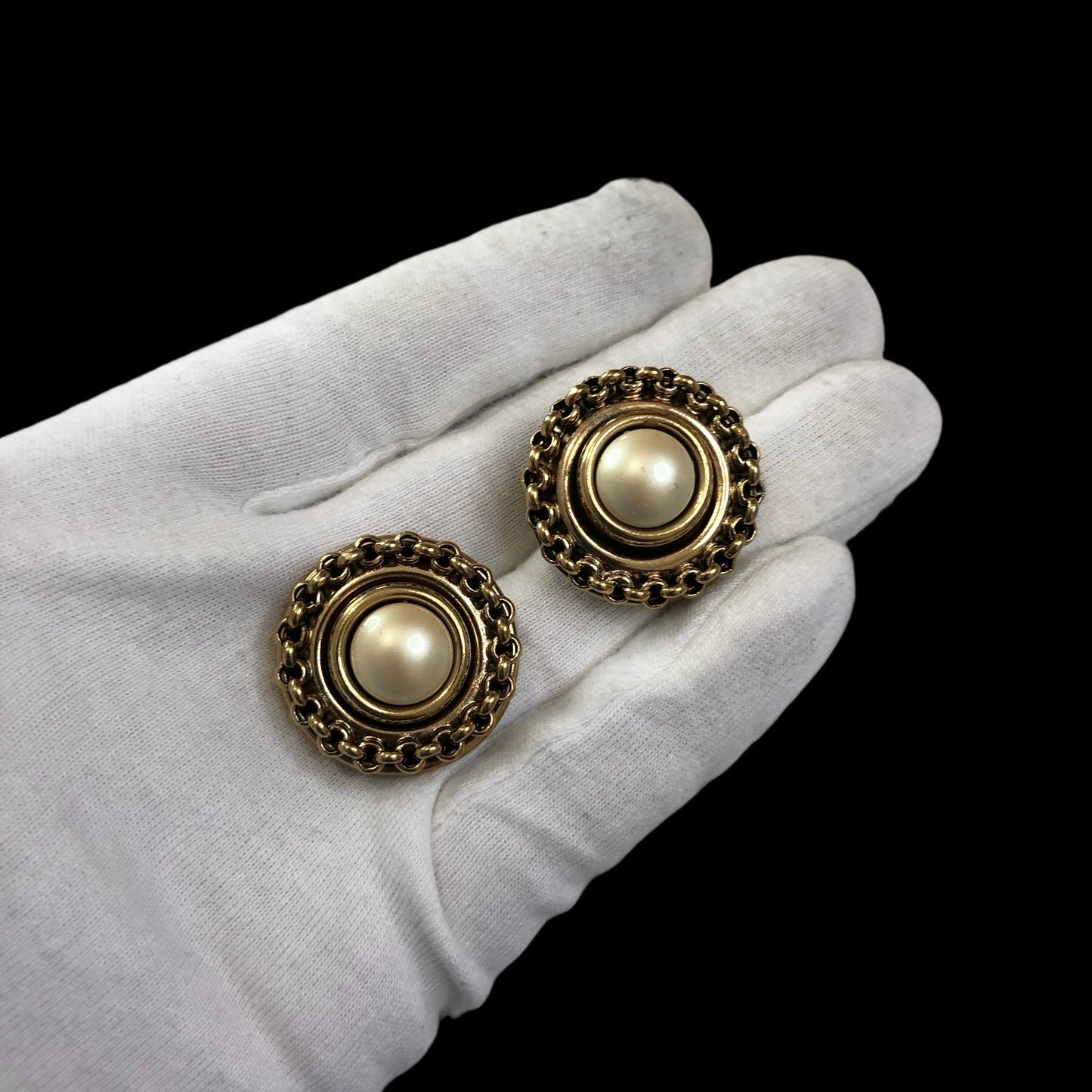 Clip earrings signed "Gil D'Agena"