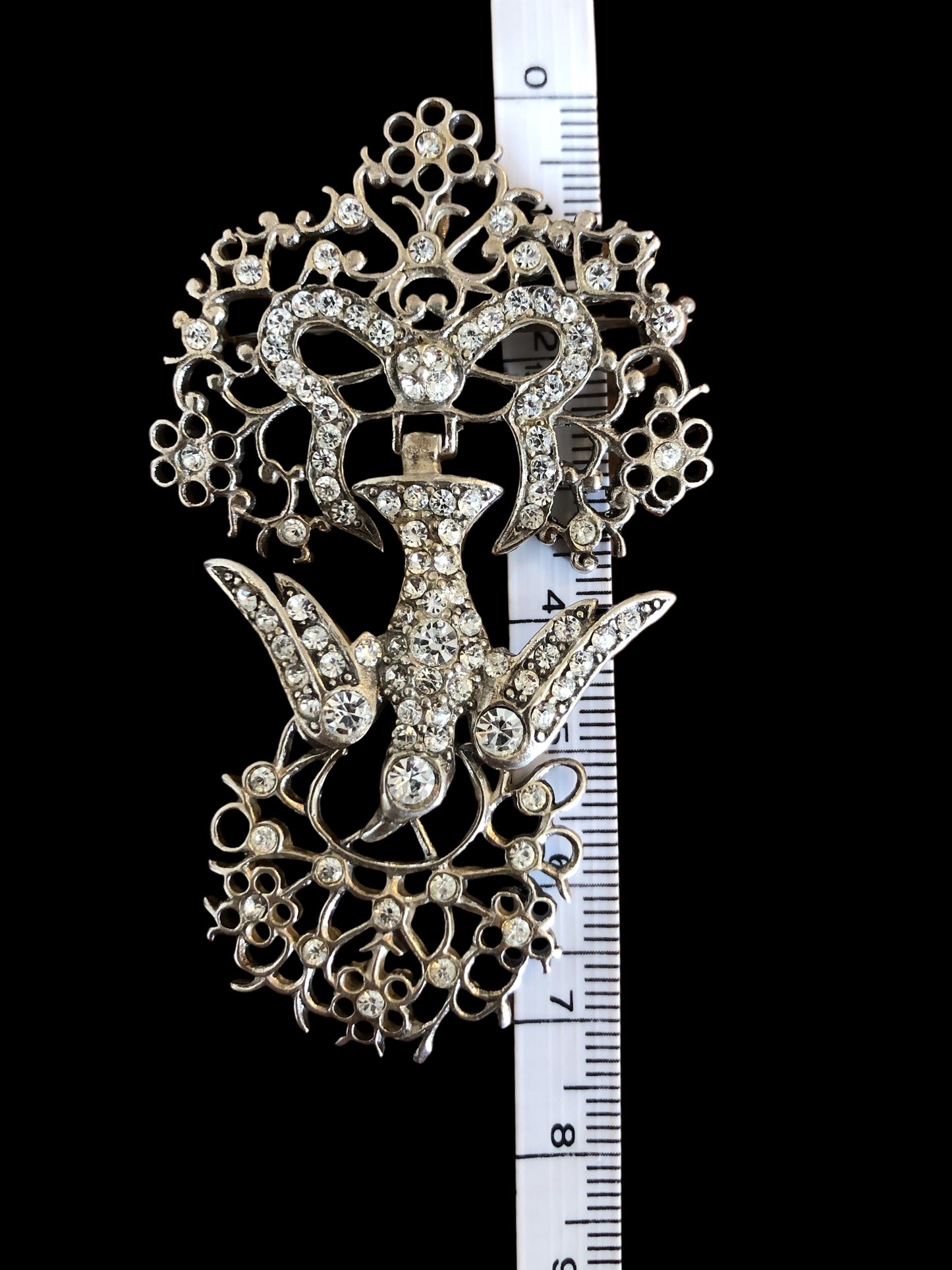 Brooch signed “musée des arts décoratifs”