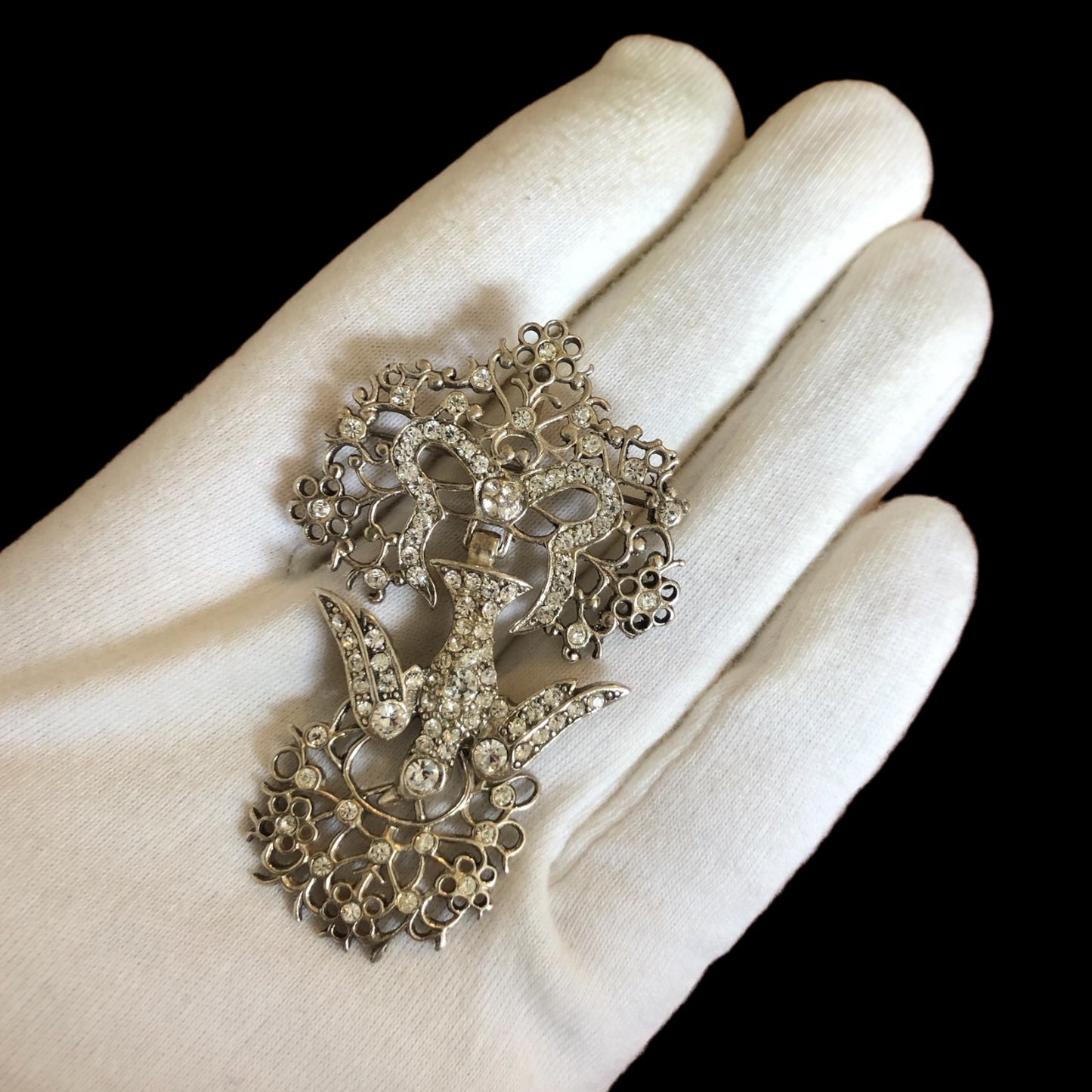 Brooch signed “musée des arts décoratifs”