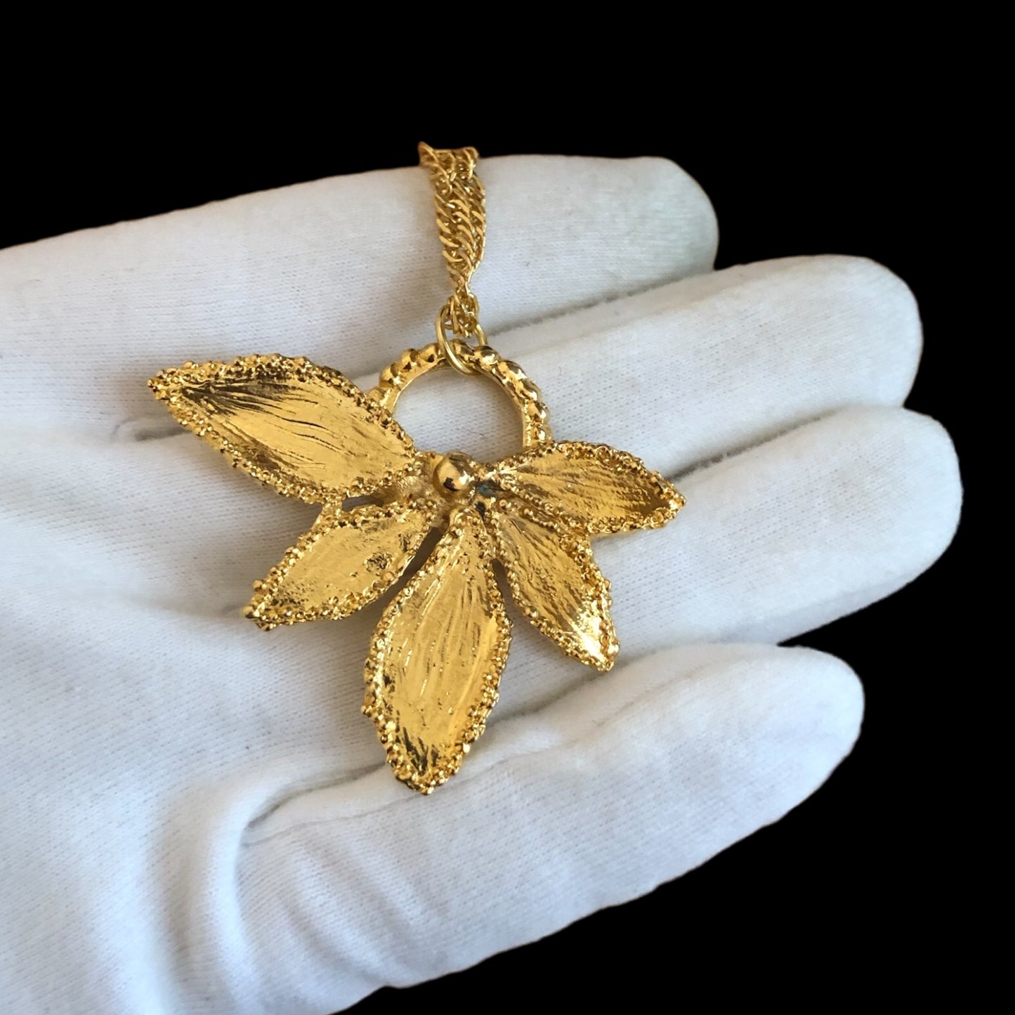 Pendant signed “Yves Saint Laurent”