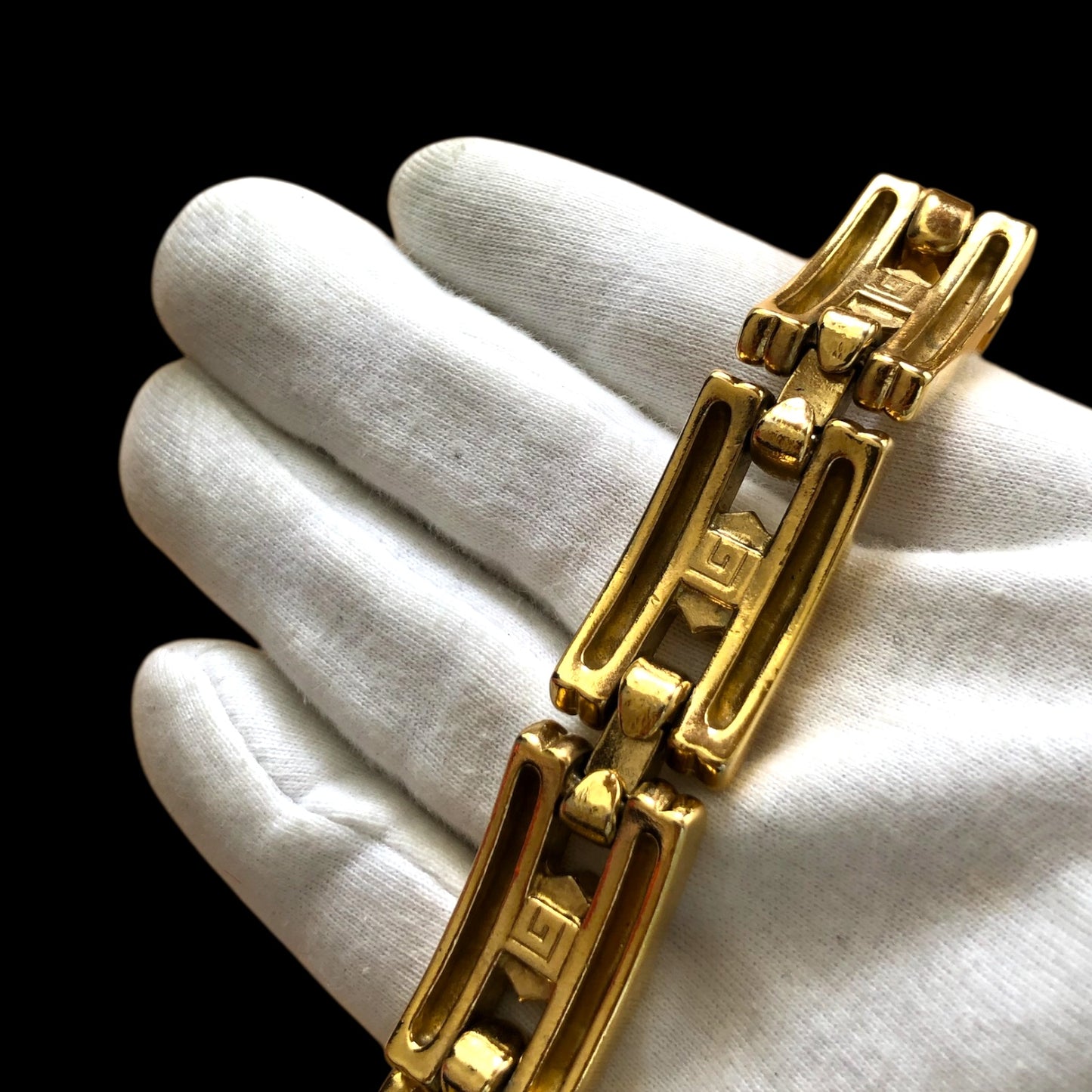Bracelet signed “Guy Laroche”