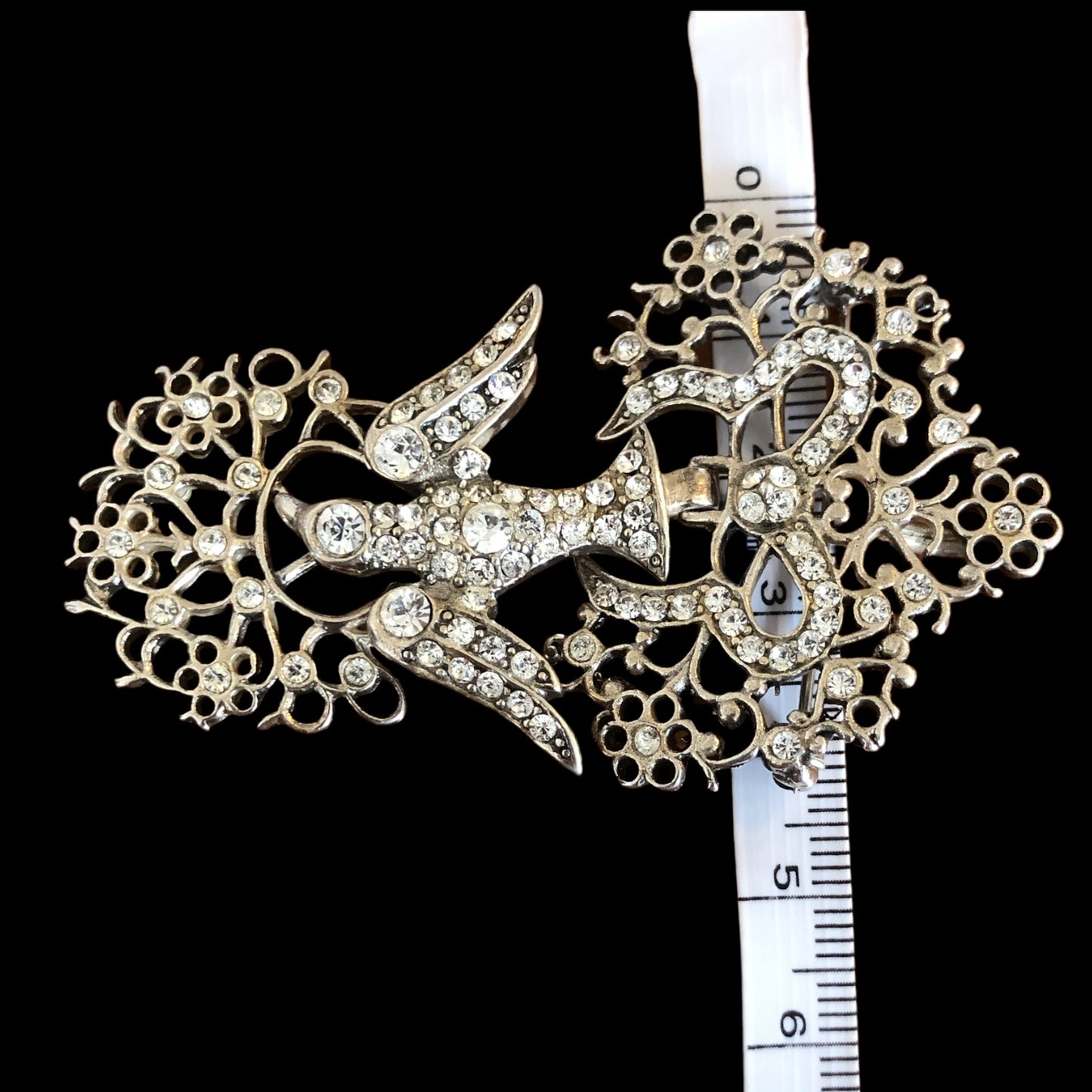 Brooch signed “musée des arts décoratifs”