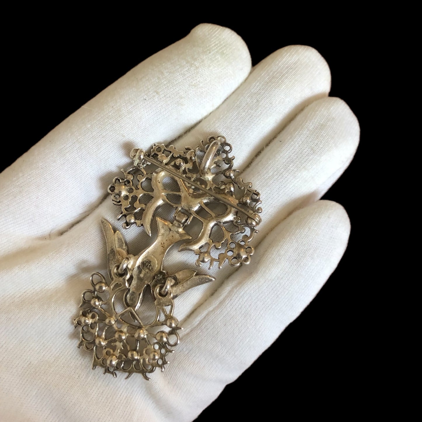 Brooch signed “musée des arts décoratifs”