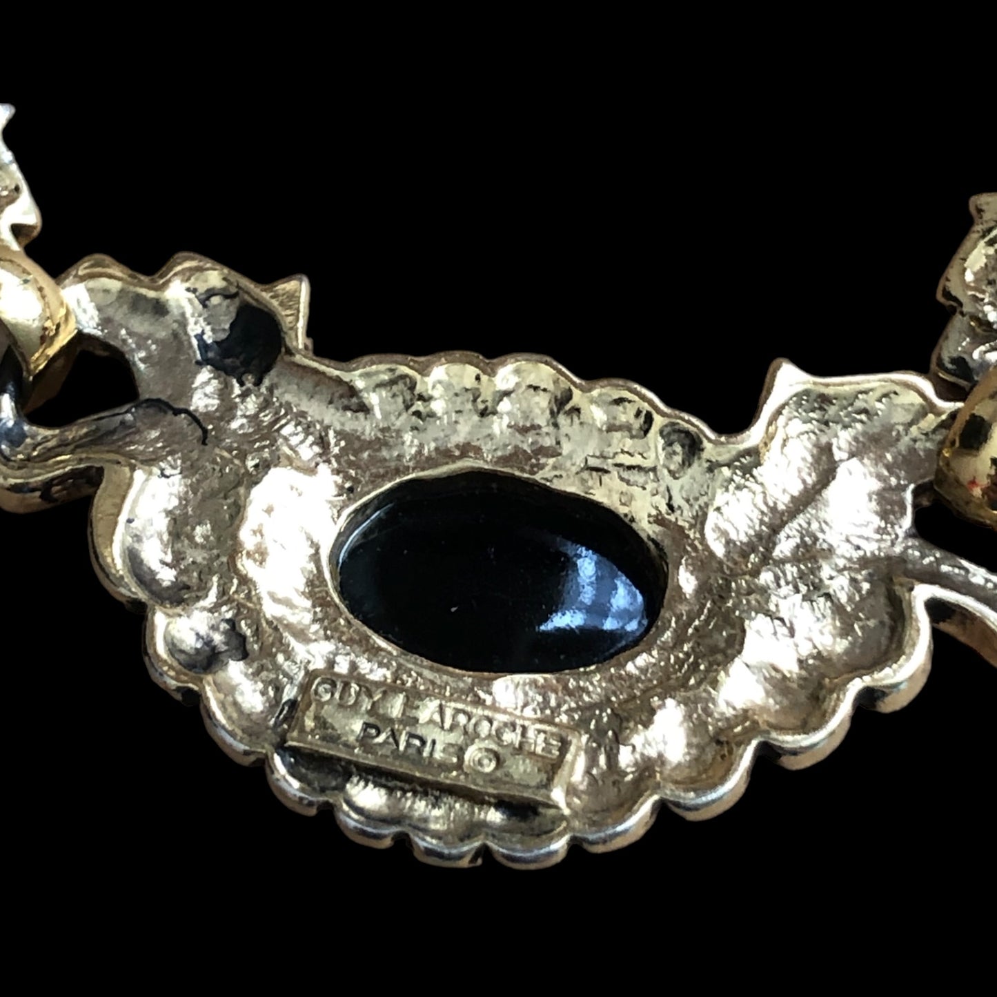 Necklace signed "Guy Laroche"