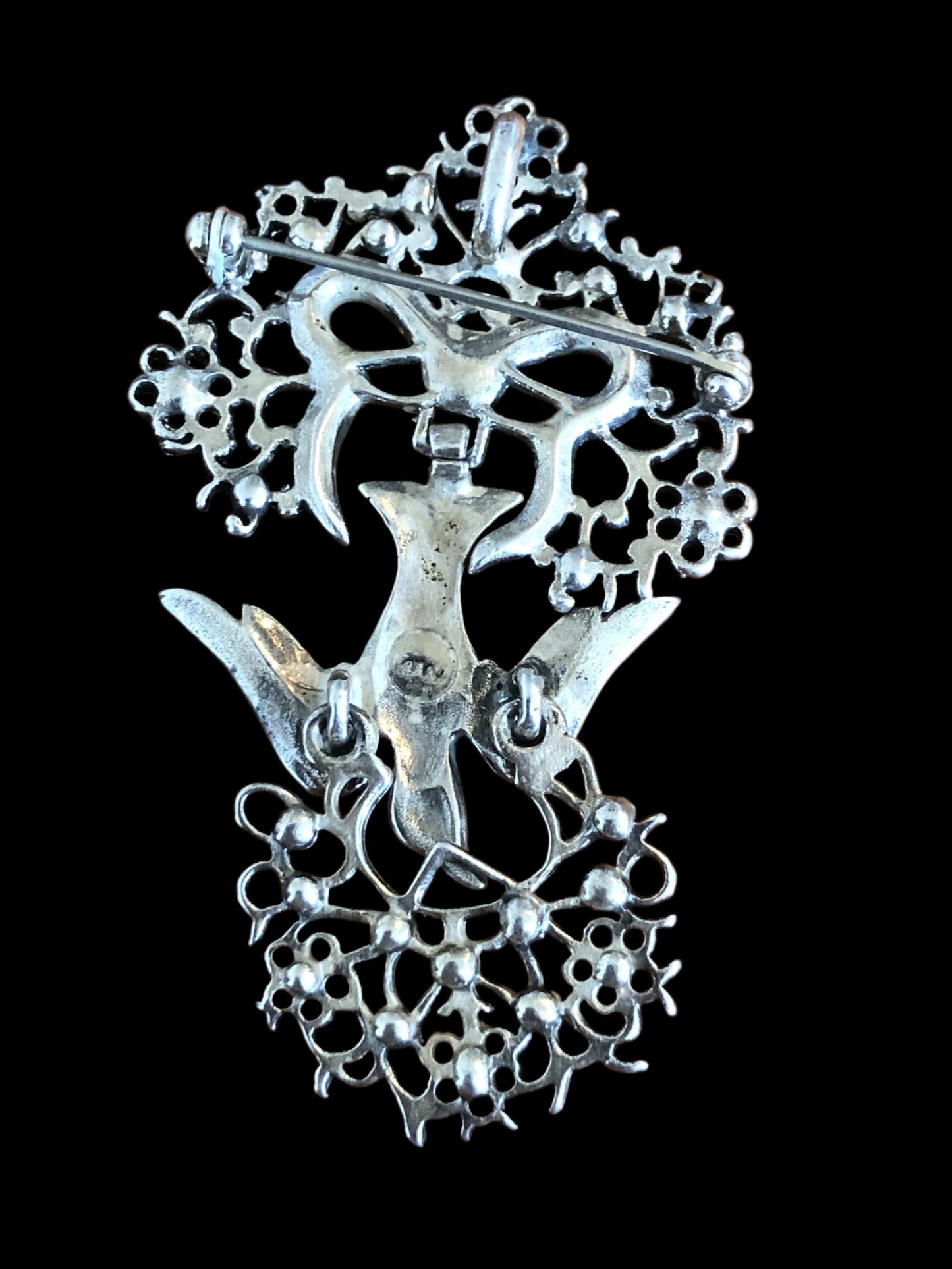 Brooch signed “musée des arts décoratifs”